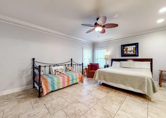 Spacious With Wifi W&d Ac Community Pool Fishing Pier & Access Holiday home *